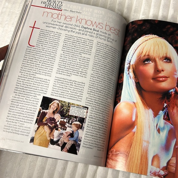 November 2007 Vintage Vogue Magazine - Jennifer Connelly Cover Collectible - Picture 8 of 16